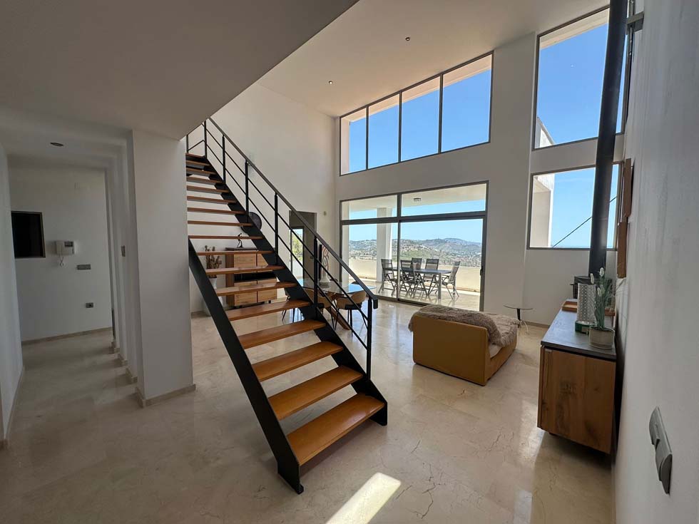 Escalier moderne en bois et métal dans un séjour lumineux